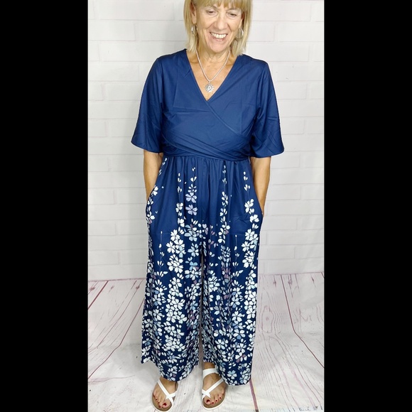 NWT🤩 |•Adorable Blue Floral Jumpsuit Size Large•| - Picture 1 of 11